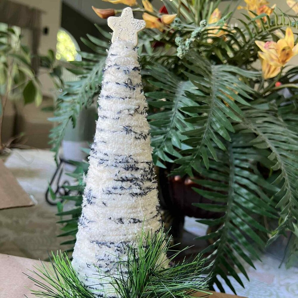 DIY Yarn Christmas Tree – 9” Rustic Off-White & Navy